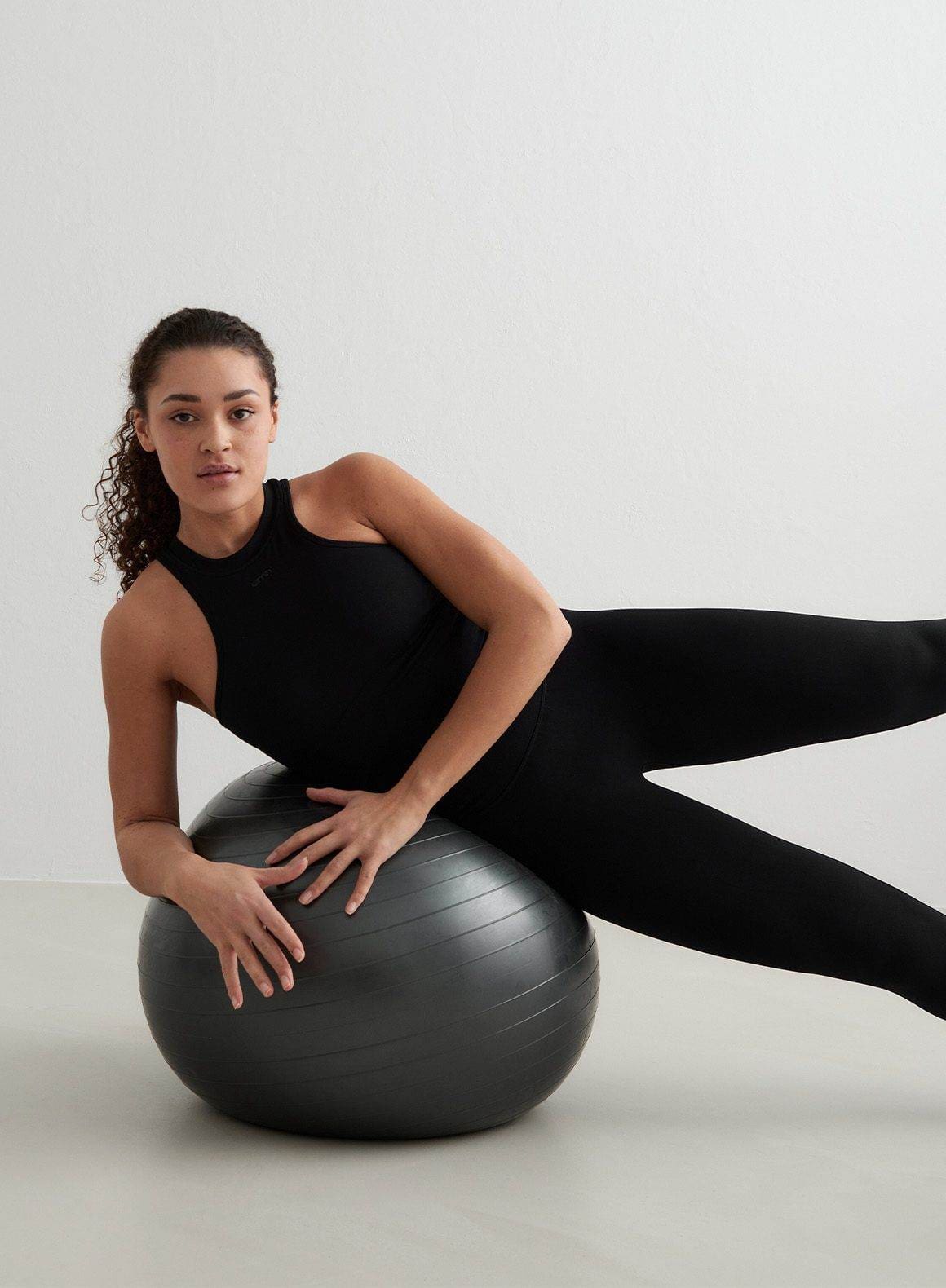 BLACK SHAPE SEAMLESS RACERFRONT TOP_2608