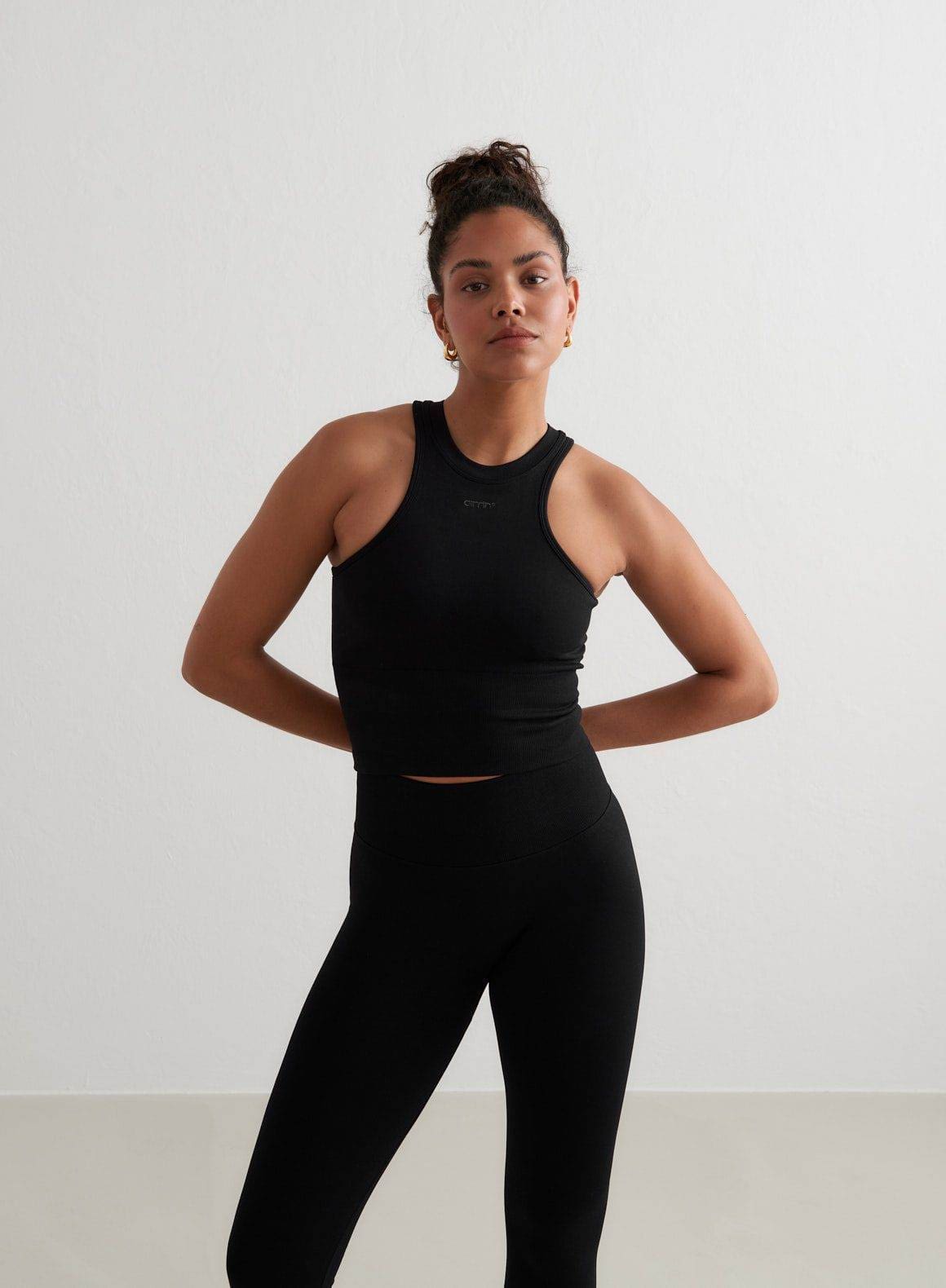 BLACK SHAPE SEAMLESS RACERFRONT TOP_1172