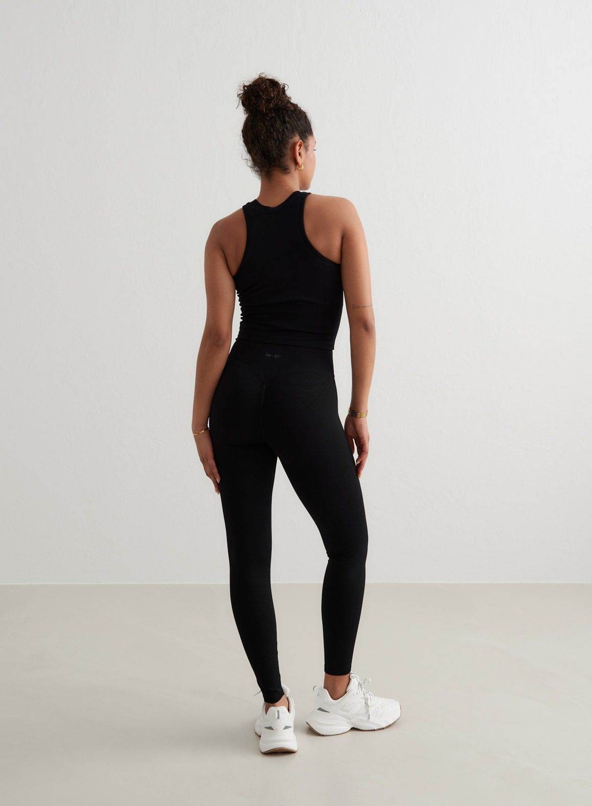 BLACK SHAPE SEAMLESS RACERFRONT TOP_1180