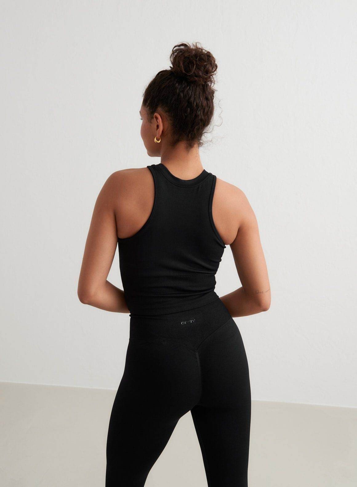 BLACK SHAPE SEAMLESS RACERFRONT TOP_1201
