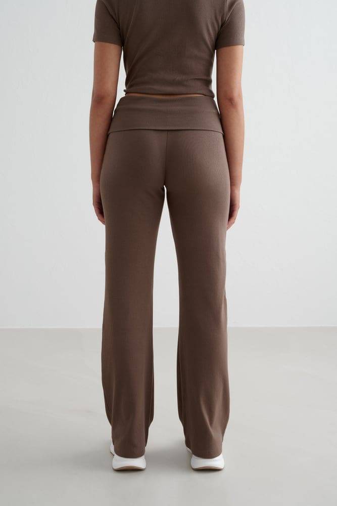 1357_b8392b121e-macchiato_ease_ribbed_pants_0604-full
