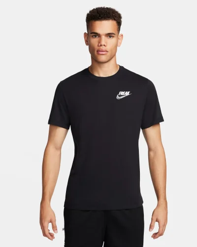 Giannis Men's Dri-FIT Basketball Freak T-Shirt Svartur